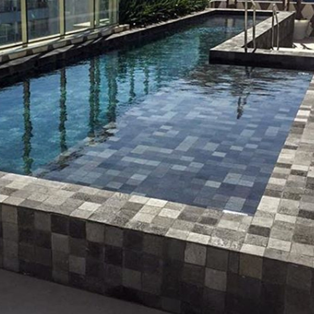 Benefícios de Usar Pedra Hitam para Revestimentos de Piscina